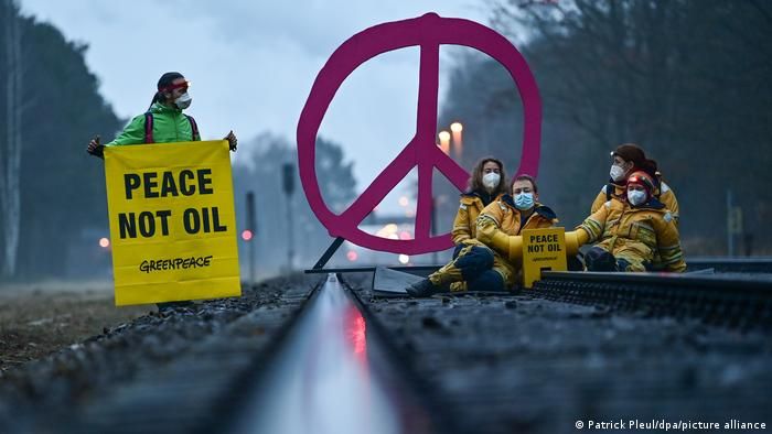 Акция "Гринпис" против поставок нефти из России
