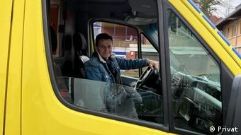 Иракли Кемерти за рулем кареты скорой помощи, купленной им на пожертвования для Украины