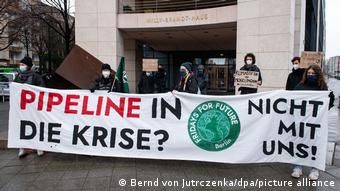 Берлин, январь 2021. Экоактивисты протестуют против "Северного потока - 2" перед штаб-квартирой СДПГ