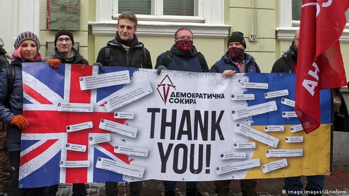 Акция украинских активистов перед британским посольством в Киеве