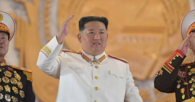 KNCA/REUTERS Подпись к фото, Северокорейский лидер Ким Чен Ын заявил, что будет развивать ядерный потенциал страны "самыми быстрыми темпами"