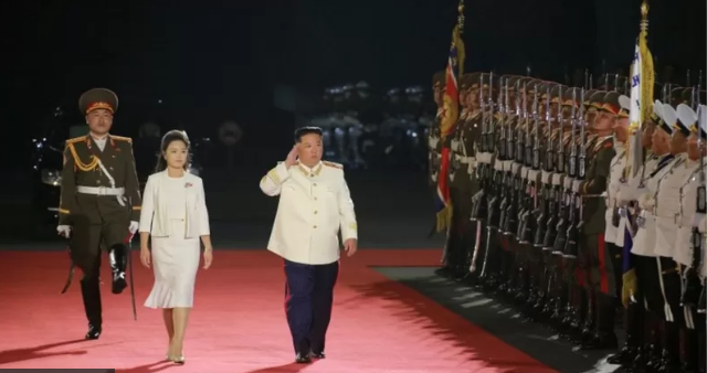 KCNA/REUTERS Подпись к фото, Заявление прозвучало на параде, посвященном 90-летию основания северокорейской армии