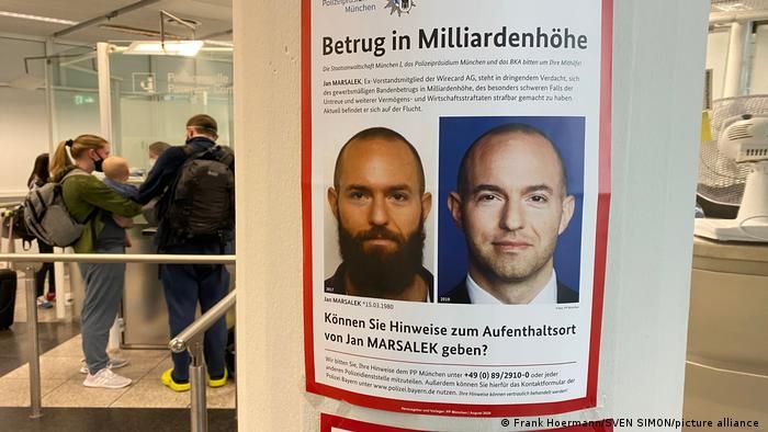 Объявление о розыске Яна Марсалека на пункте паспортного контроля в аэропорту Мюнхена