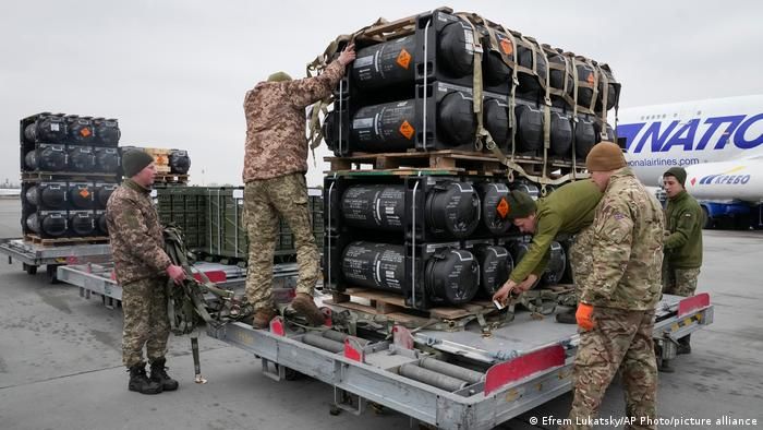 Украинские военные принимают американские противотанковые системы Javelin