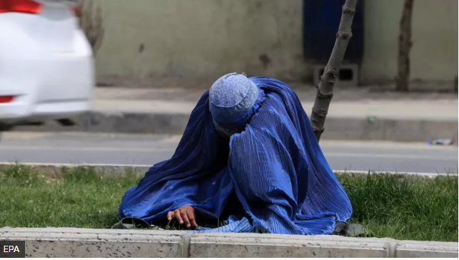 Так должна теперь одеваться афганская женщина, чтобы выйти на улицу