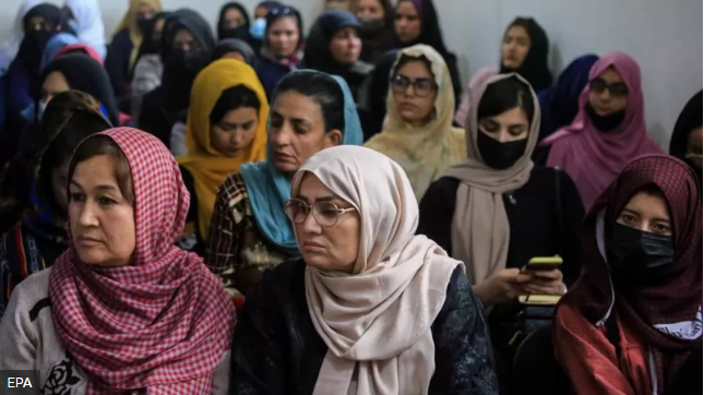 Афганские женщины на собрании, организованном гражданскими активистами, политиками и старейшинами племен, чтобы потребовать от правительства "Талибана" разрешить девочкам получать среднее образование, фото 21 апреля 2022 года
