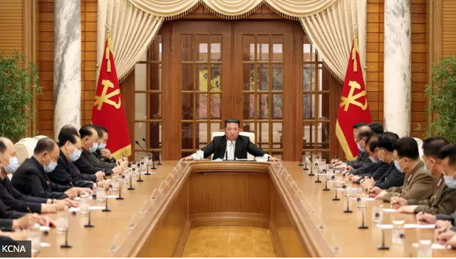 На фото с заседания политбюро видно, что все его участники, кроме Ким Чен Ына, сидят в масках