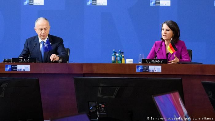 Замгенсека НАТО Мирча Джоанэ и глава МИД ФРГ Анналена Бербок