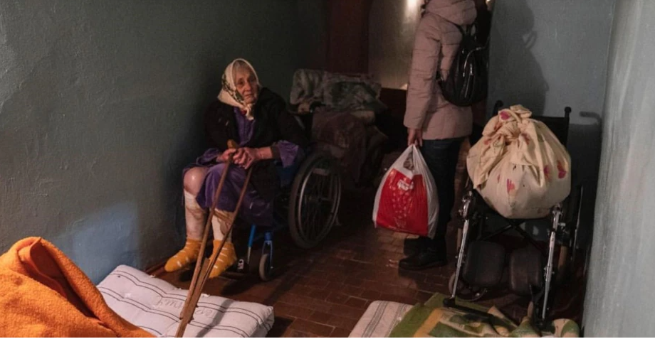 Пациентку пятой городской больницы после обстрела временно разместили в подвальном помещении здания. Николаев, 5 апреля 2022 года