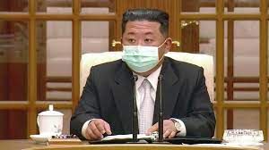 Северокорейский лидер Ким Чен Ын впервые с начала пандемии появился на телевидении в маске для лица, чтобы объявить об общенациональном карантине