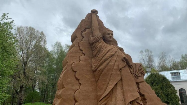 В Эстонии появилась пятиметровая песчаная скульптура Владимира Зеленского. Фото: Из открытых источников