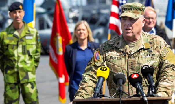 Глава Объединенного комитета начальников штабов Вооруженных сил США генерал Марк Милли выступает на пресс-конференции в Стокгольме.