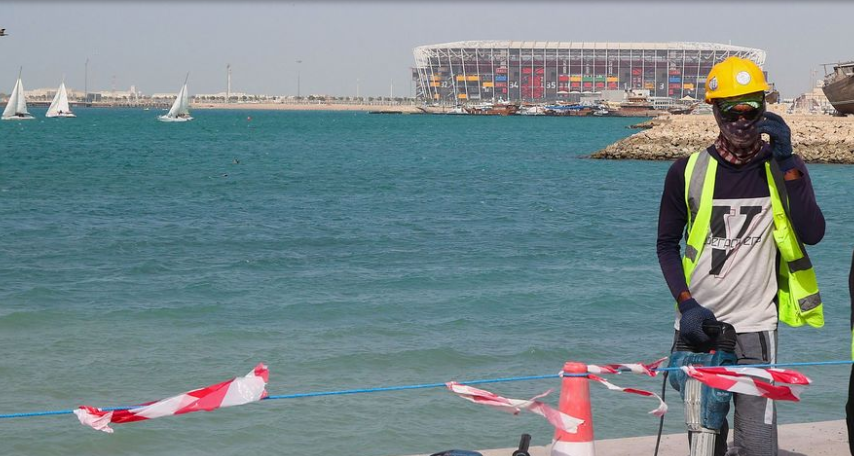 Рабочие в столице Катара Дохе готовятся принимать матчи Чемпионата мира по футболу 2022 года
