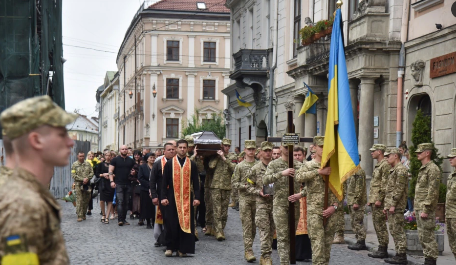 Похороны старшего лейтенанта ВСУ Руслана Скальского, который погиб 4 июня в результате российского артобстрела в Николаевской области, Львов, Украина, 11 июня 2022 года