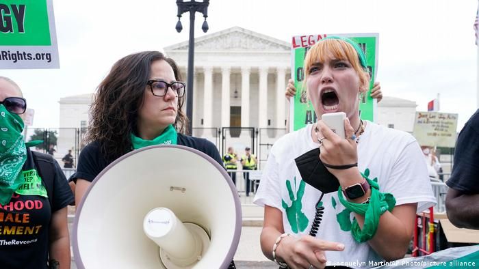 Протест у здания Верховного суда США против отмены конституционных гарантий на аборты