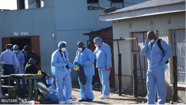 REUTERS Подпись к фото, Эксперты на месте трагедии в ЮАР