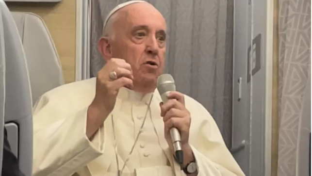 Папа Франциск обращается к СМИ в самолете по пути из Канады в Рим