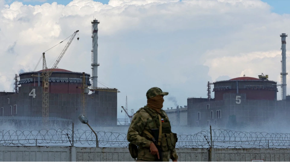 Военнослужащий российских оккупационных сил патрулирует территорию захваченной Запорожской АЭС