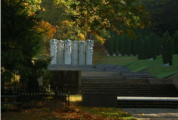 Мемориал советским солдатам на Антакальнисском кладбище в Вильнюсе Фото: Kontis Satunas / Wikipedia
