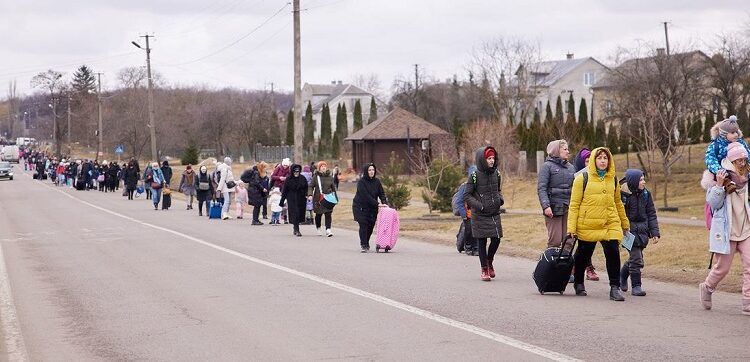 5 марта 2022 года на западе Украины дети и семьи направляются к границе, чтобы попасть в Польшу (© UNICEF/Viktor Moskaliuk)