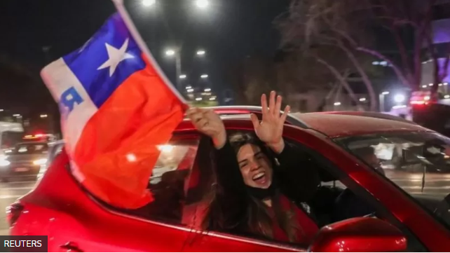В некоторых районах Сантьяго провал проекта новой конституции праздновали на улицах