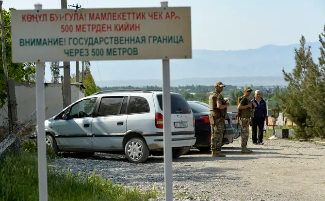 Киргизские пограничники у таджикской границы. Автор: SCANPIX/AP Photo/Vladimir Voronin