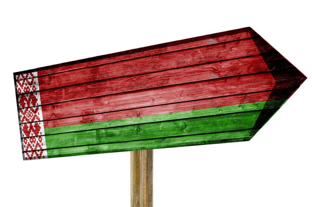 Указатель в цветах флага Беларуси. Фото: Marko Bukorovic/Pixabay