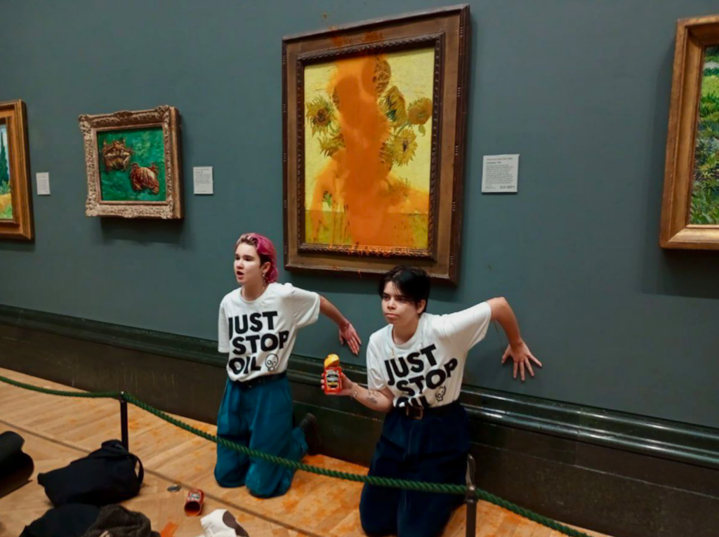 Пострадавшая картина Винсента ван Гога «Подсолнухи», находящаяся в экспозиции Национальной галереи в Лондоне. Фото: Just Stop Oil/Twitter