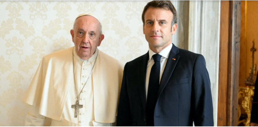 Папа римский и Эммануэль Макрон (Фото:Vatican Media/Handout via REUTERS)