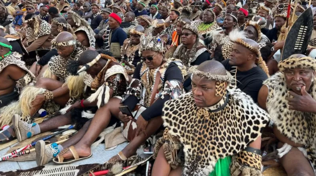 На церемонию коронации собрались десятки тысяч зулусов
