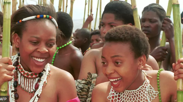 "Танец тростника" - ежегодный традиционный обряд посвящения зулусских девочек-подростков