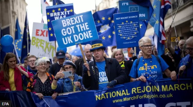 "Брексит добил Британию". Марш сторонников воссоединения с ЕС в Лондоне 22 октября 2022 года