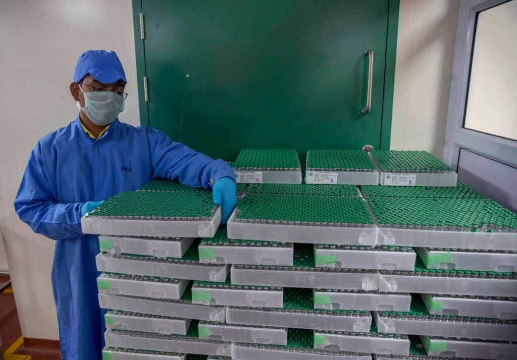 Работник Института сыворотки Индии упаковывает вакцины Covishield, 22 ноября 2021 года. Фото: Scanpix