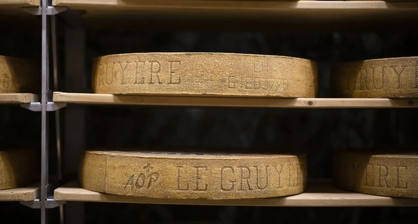 Сыр «Грюйер» из региона Фордерфультиген (Vorderfultigen, кантон Берн) стал лучшим сыром мира 2022 года, обойдя итальянскую «Горгонзолу». © Keystone / Michael Buholzer