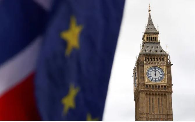 Флаги Соединенного Королевства и Европейского союза у здания британского парламента. Автор: SCANPIX/REUTERS/Tom Nicholson/File Photo