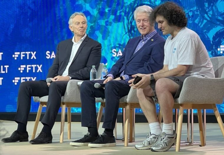 Тони Блэр, Билл Клинтон и Сэм Бэнкман-Фрид на конференции Crypto Bahamas 2022. Фото: trustnodes.com