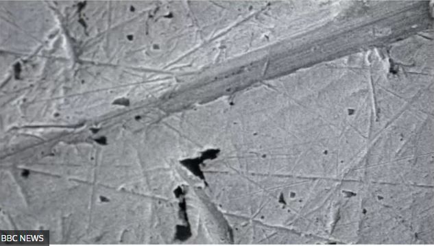 Ученые увидели под мощным микроскопом царапины и сколы на монете, которые свидетельствовали, что она была в обращении
