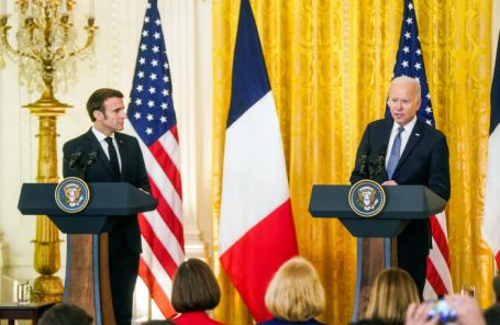 Президент Франции Эммануэль Макрон и президент США Джо Байден на пресс-конференции по итогам встречи в Белом доме в Вашингтоне. Фото: EPA