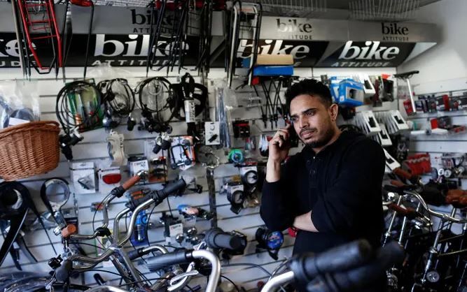 Приехавший из Пакистана Джон Хан в своем магазине велосипедов в Мьёльнерпаркене в 2018 году. Автор: SCANPIX/REUTERS/Andrew Kelly