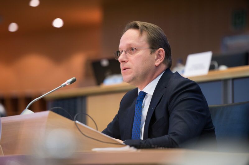 Оливер Вархели. Фото: European Parliament