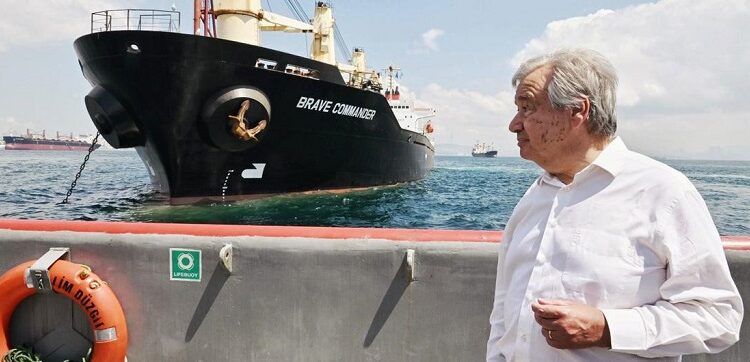 Генеральный секретарь ООН Антониу Гутерриш наблюдает за проходом судна Brave Commander через Босфор. Фото: ООН / М. Гартен