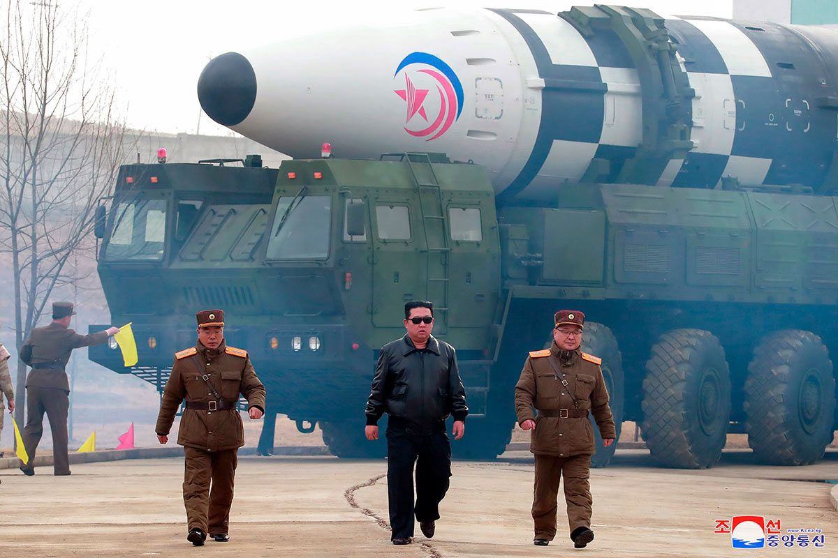Ким Чен Ын на испытаниях межконтинентальной баллистической ракеты «Хвасон-17», 24 марта 2022 года KCNA/EPA-EFE/Vostock Photo
