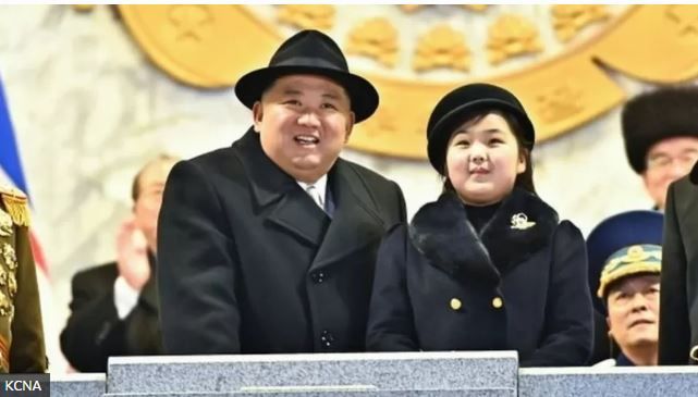 KCNA Подпись к фото, На ежегодном военном параде рядом с лидером КНДР неожиданно появилась его дочь