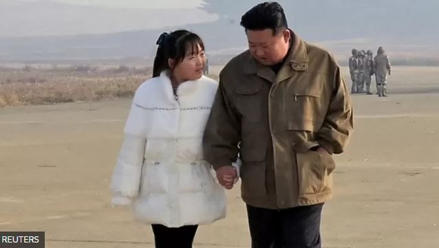 REUTERS Подпись к фото, Во время своей первой фотосессии с отцом Ким Чжу Э казалась совсем юной
