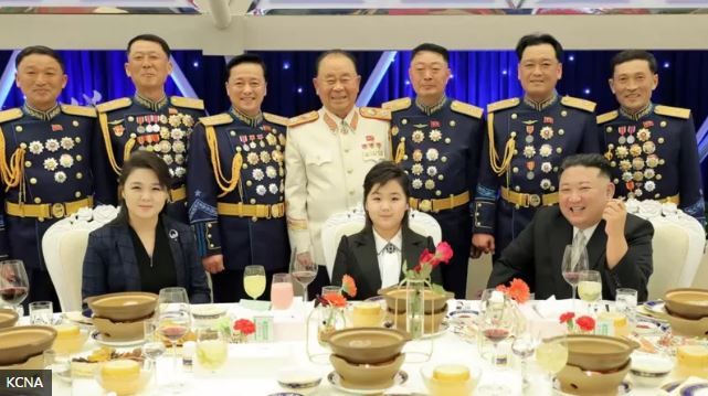 KCNA Подпись к фото, Последние фотографии Ким Чжу Э создают уже куда более серьезное впечатление о ней
