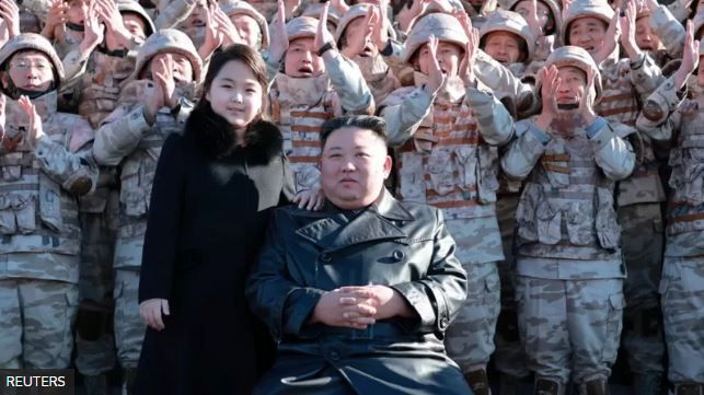 REUTERS Подпись к фото, Еще одно появление Ким Чжу Э в окружении военных в ноябре