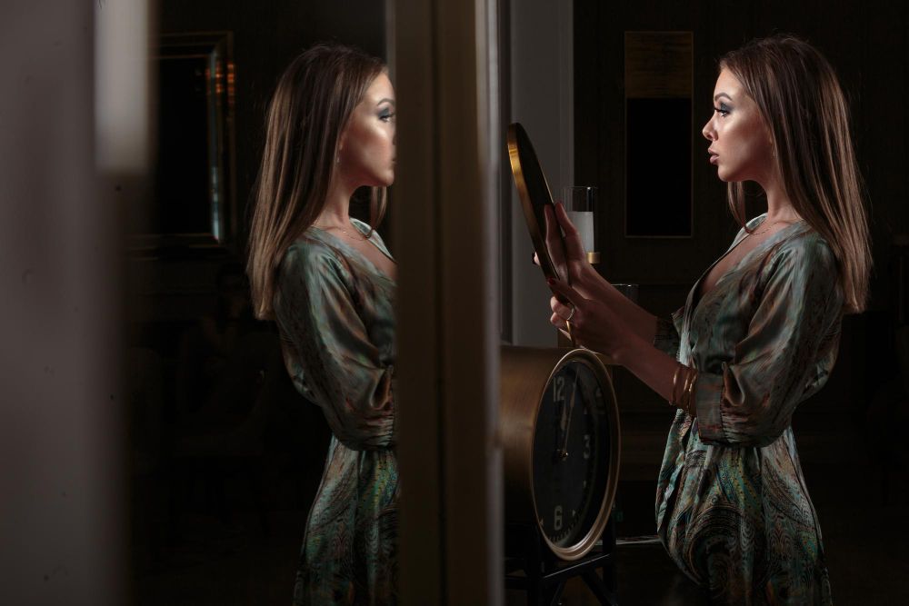 Любители мистики настоятельно не рекомендуют смотреться по ночам в зеркала — можно потерять душу. Фото © Freepik / Racool_studio