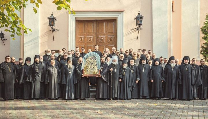 Митрополит Иннокентий с духовенством. Фото: orthodoxy.lt