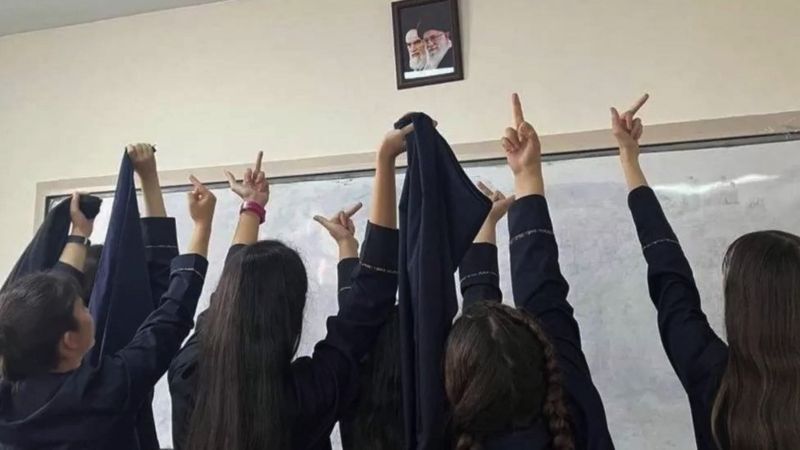 TWITTER Подпись к фото, Фотографии школьниц, снимающих головные платки в знак неповиновения режиму, разошлись по интернету