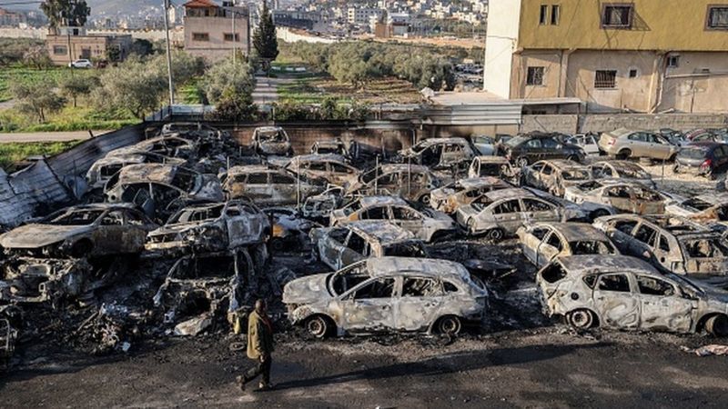 AFP Подпись к фото, Это одна из парковок в Хаваре, сгоревших в результате погрома, учиненного израильскими поселенцами